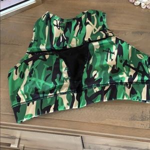 Chestee High-neck sports bra